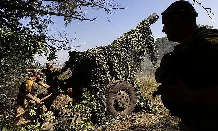 Lính Ukraine nạp đạn pháo ở Bakhmut, miền đông Ukraine. Ảnh: NY Times.