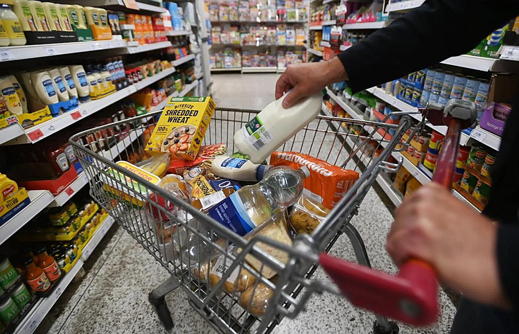 Người dân đi đến nhiều siêu thị hơn để tìm giảm giá. Ảnh: Shutterstock.