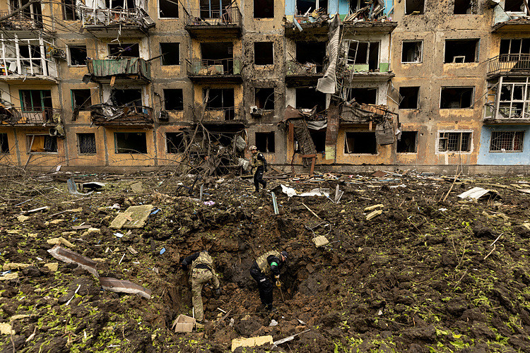 Một tòa nhà dân cư ở tỉnh Donetsk, miền đông Ukraine, bị phá hủy sau cuộc tấn công bằng tên lửa hồi tháng 4. Ảnh: Reuters.