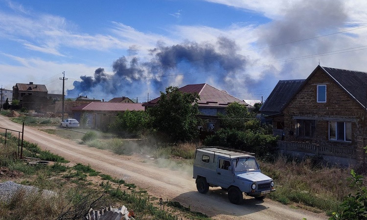 Khói bốc lên từ các vụ nổ gần một căn cứ không quân của Nga ở Crimea hồi đầu tháng. Ảnh: Reuters.