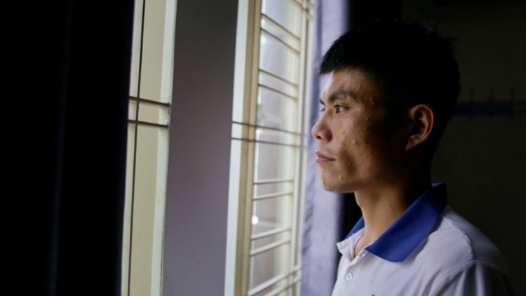 Lu Xiangri đã bị bán cho các công ty lừa đảo ở Sihanoukville. Anh hiện tình nguyện giúp đỡ các nạn nhân khác của những mạng lưới lừa đảo trực tuyến. Ảnh: Al Jazeera.