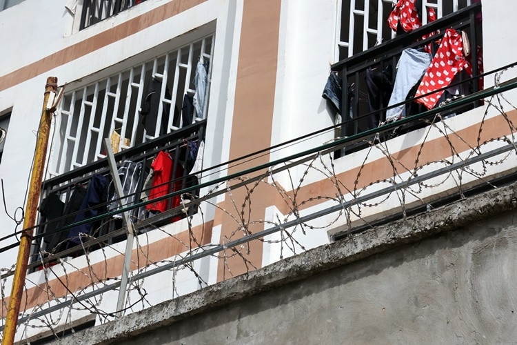 Hàng rào dây thép khai xung quanh những tòa nhà tập trung các công ty lừa đảo ở Sihanoukville. Ảnh: Think China.
