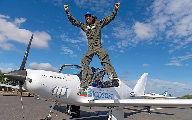 Ngoài kỷ lục vừa qua, Mack Rutherford còn là phi công trẻ nhất thế giới khi được cấp bằng lái ở tuổi 15.