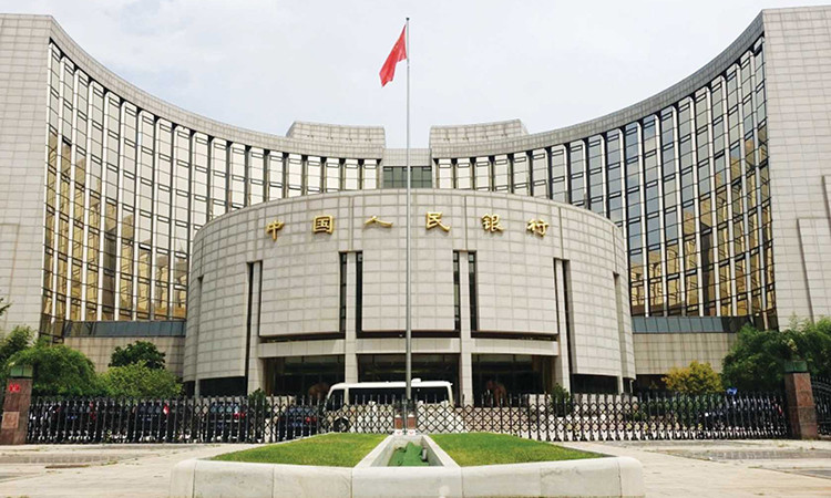 PBoC quyết định "ngược dòng" khi hạ lãi suất