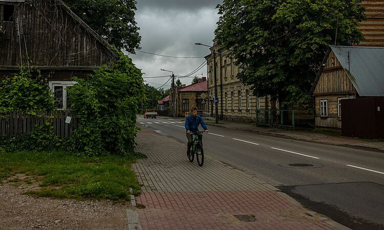 Một người đạp xe trên con phố ở Suwalki, biên giới Ba Lan - Litva. Ảnh: WSJ.
