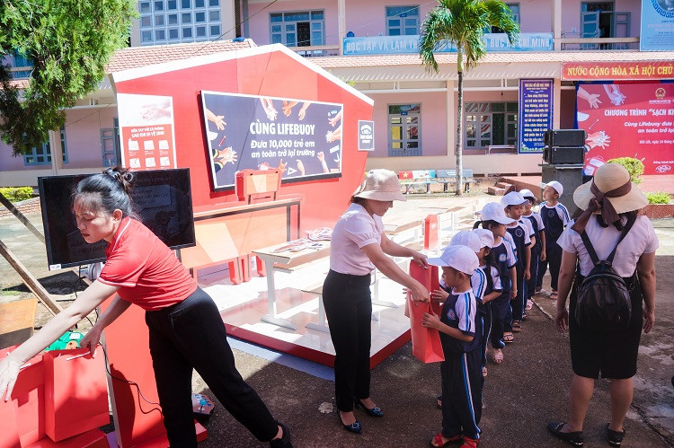 “Sạch khuẩn đến trường” giúp 10.000 trẻ em vùng sâu, vùng xa an toàn vào năm học mới