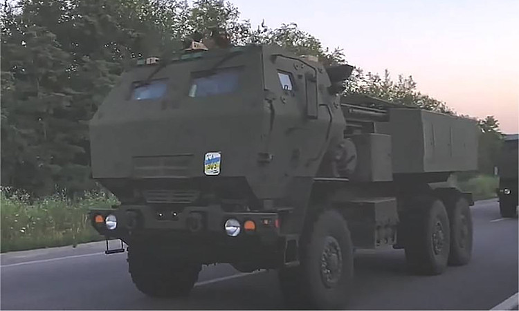 Pháo phản lực HIMARS của Ukraine di chuyển trên một tuyến đường ở tỉnh Zaporizhzhia trong ảnh công bố ngày 4/7. Ảnh: Reuters.