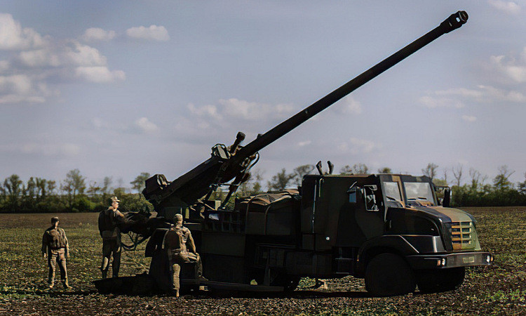 Binh sĩ Ukraine vận hành một khẩu pháo CAESAR do Pháp chuyển giao. Ảnh: BQP Ukraine.