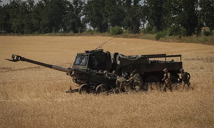 Binh sĩ Ukraine triển khai lựu pháo M777 tại vùng Donbass ngày 18/7. Ảnh: Reuters.
