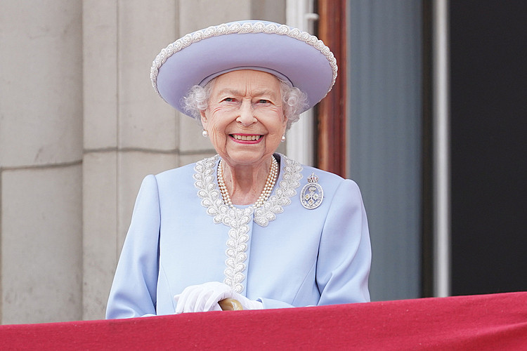 Nữ hoàng Elizabeth II trên ban công Điện Buckingham hồi tháng 6. Ảnh: AFP.