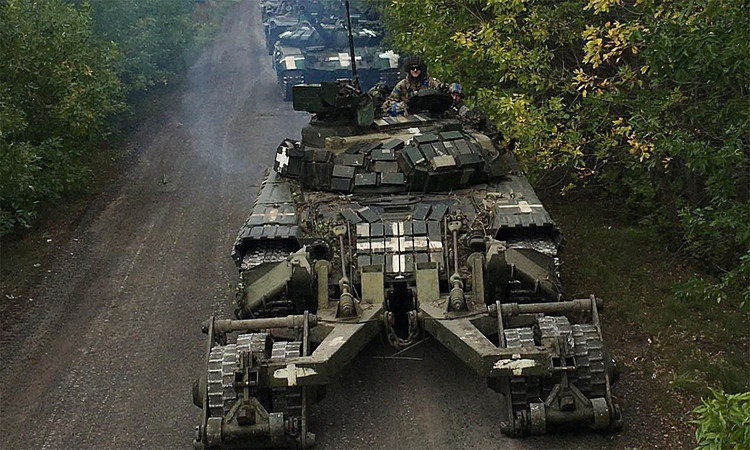 Binh sĩ Ukraine trên xe công binh phá mìn dẫn đầu nhóm xe tăng tại tỉnh Kharkov ngày 12/9. Ảnh: Reuters.