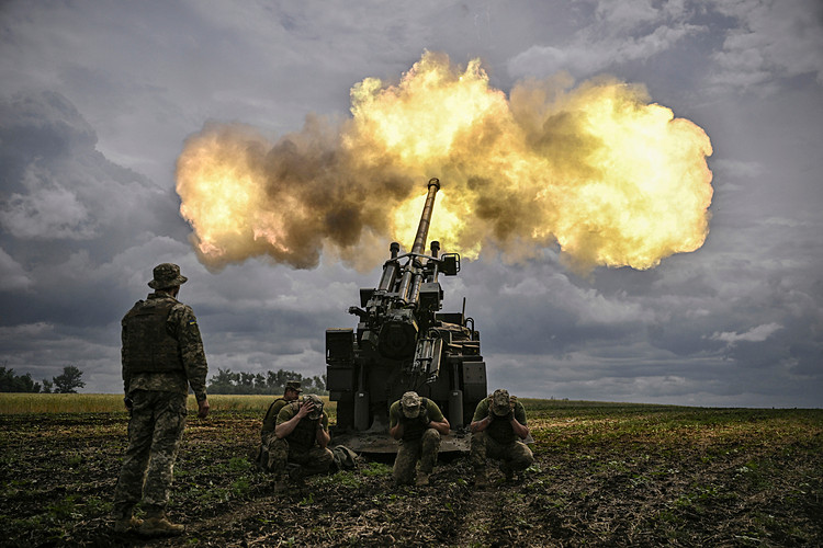 Quân nhân Ukraine vận hành pháo Ceasar 155 mm do Pháp viện trợ ở Donbass vào ngày 15/6. Ảnh: AFP.