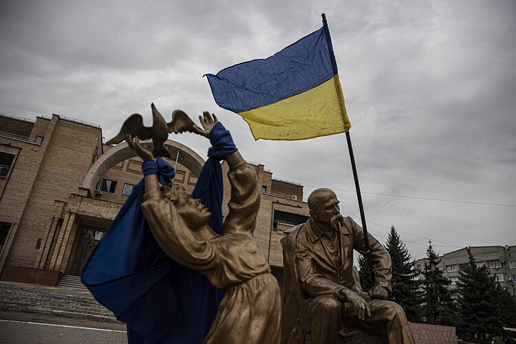 Quốc kỳ Ukraine được treo trước tòa nhà chính quyền thành phố Balakliya, tỉnh Kharkov ngày 11/9, sau khi quân đội Nga bị đẩy lùi. Ảnh: AFP.