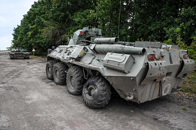 Thiết giáp BTR-80 của Nga bị bỏ lại gần Balakliia, Kharkov, đông bắc Ukraine ngày 11/9. Ảnh: Reuters.