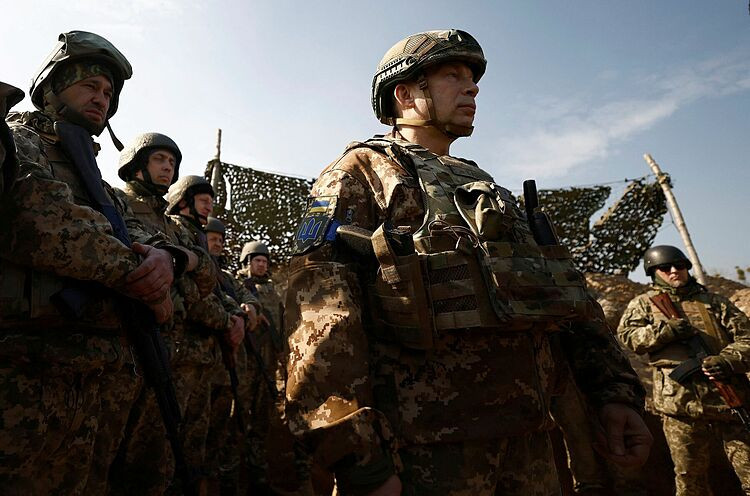 Tướng Oleksandr Syrsky (giữa) thăm một căn cứ tiền tuyến của quân đội Ukraine vào tháng 3. Ảnh: Reuters.