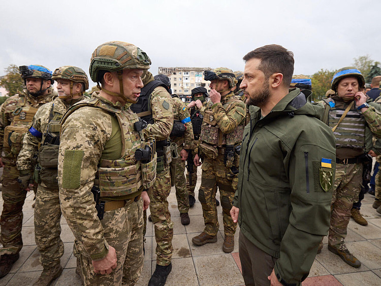 Tướng Oleksandr Syrsky (trái) báo cáo với Tổng thống Ukraine Volodymyr Zelensky về chiến dịch phản công tại Izyum ngày 14/9. Ảnh: AFP.