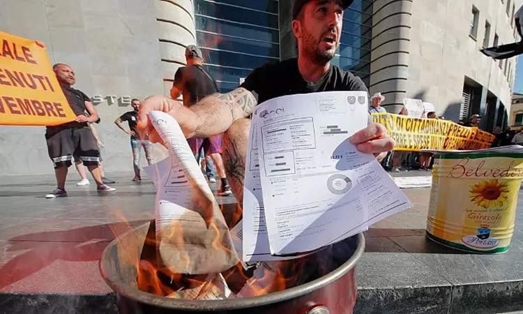 Người biểu tình ở thành phố Naples, Italy, hồi đầu tháng đốt hóa đơn điện và khí đốt nhằm phản đối tình trạng giá nhiên liệu tăng cao. Ảnh: Reuters.