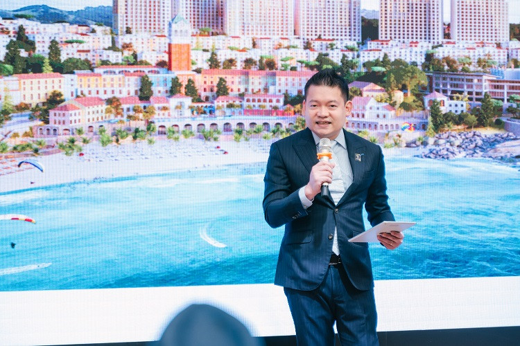 Ông Hoàng Bình Dương - Tổng giám đốc đang chia sẻ về những dịch vụ trong gói sở hữu kỳ nghỉ tại Phú Quốc trong buổi ra mắt văn phòng thứ 4 của Vietnam Vacation Club tại TP.HCM