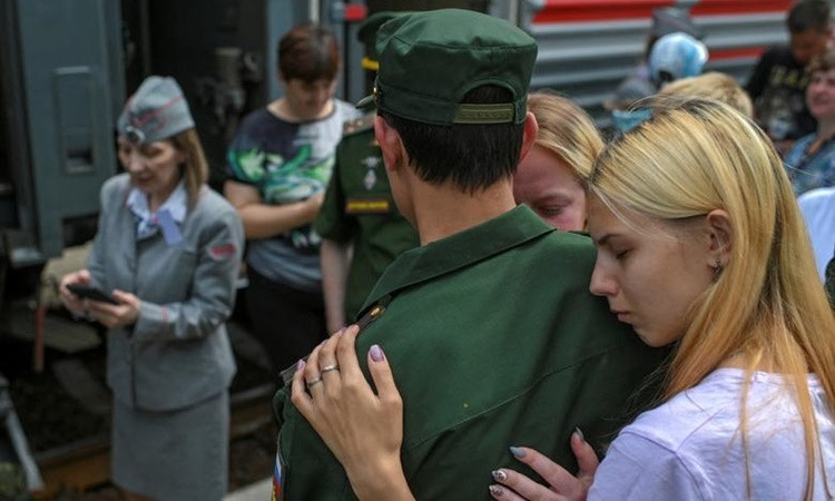Người thân tiễn một lính nghĩa vụ chuẩn bị lên tàu tới đơn vị được phân ở thành phố Omsk, vùng Siberia thuộc Nga, hồi tháng 6. Ảnh: Reuters.