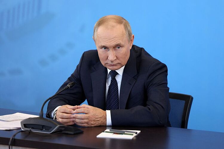 Tổng thống Vladimir Putin trong cuộc họp tại thành phố Veliky Novgorod, Nga, hôm 21/9. Ảnh: Reuters.