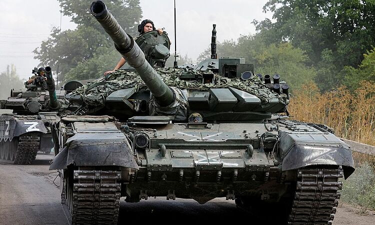 Xe quân sự của lực lượng thân Nga di chuyển gần khu định cư Olenivka, vùng Donetsk, Ukraine hôm 29/7. Ảnh: Reuters.