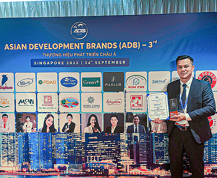 Ông Nguyễn Công Thủy - CEO JobTest nhận giải thưởng Top 10 Thương hiệu phát triển châu Á