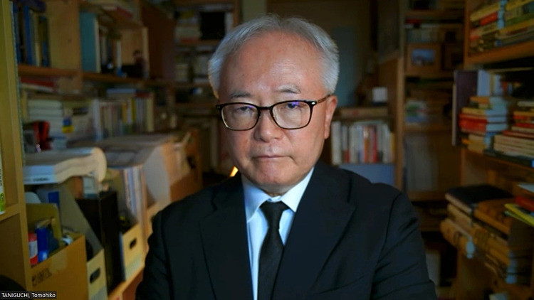 Giáo sư Tomohiko Taniguchi (Trường Cao học Quản lý và Thiết kế Hệ thống thuộc Đại học Keio) trong cuộc trao đổi với Zing. Ảnh: Trần Hoàng.