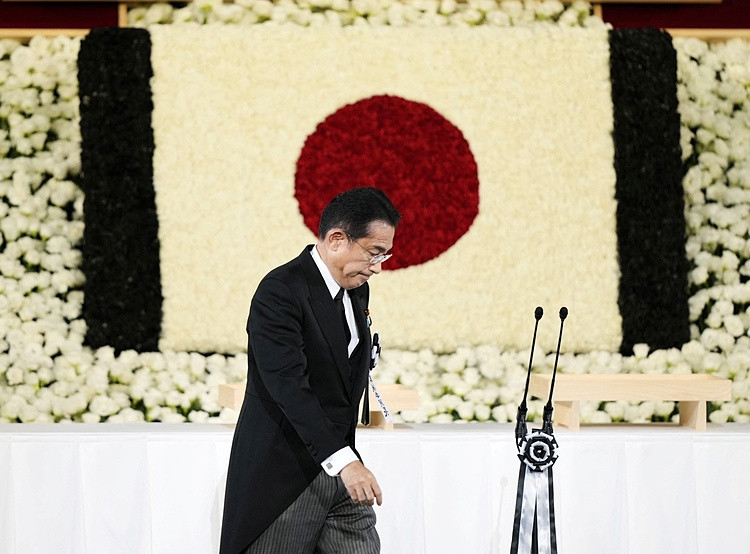 Thủ tướng Kishida phát biểu tại lễ tang. Ảnh: Reuters.