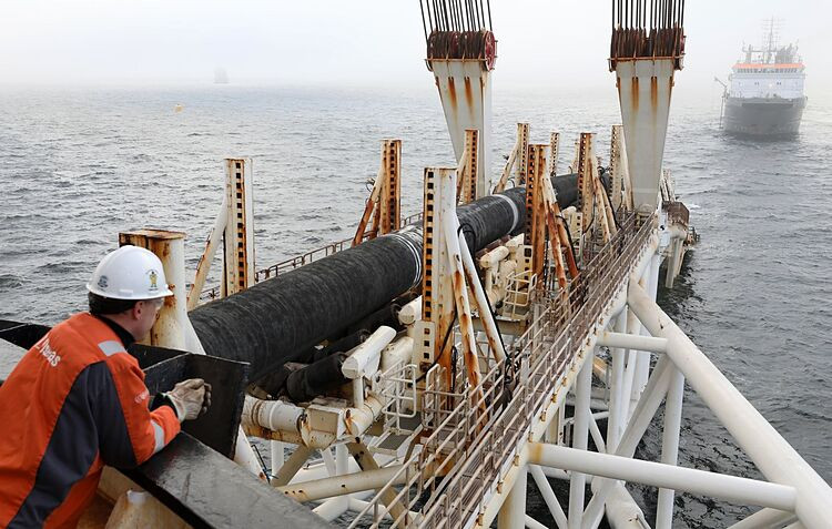 Công nhân lắp đặt đường ống Nord Stream 2 năm 2018. Ảnh: DPA.