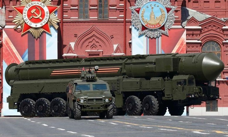 Một hệ thống tên lửa đạn đạo xuyên lục địa của quân đội Nga trong cuộc diễu binh Ngày Chiến thắng hồi tháng 5/2019 tại Quảng trường Đỏ ở Moskva. Ảnh: Reuters.