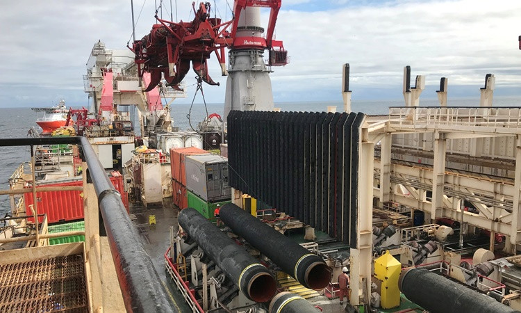 Tàu chuyên dụng tiến hành đặt đường ống cho dự án Nord Stream 2 ở biển Baltic hồi tháng 9/2019. Ảnh: Reuters.