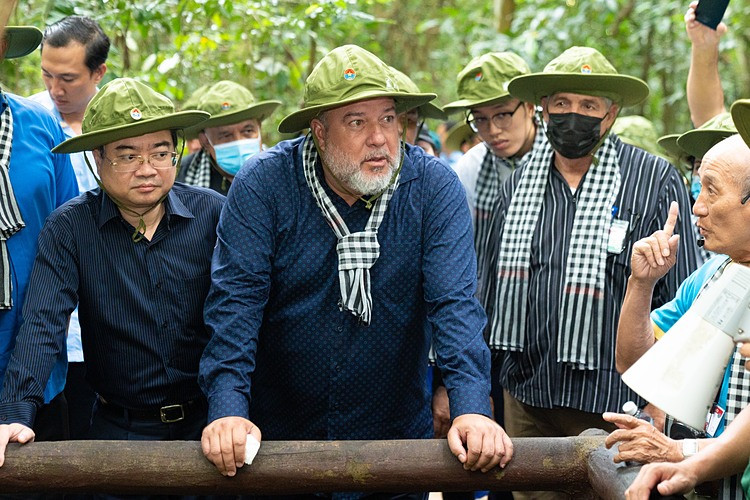 Thủ tướng Manuel Marrero Cruz và đoàn đại biểu được nghe giới thiệu về các loại bẫy chông, bẫy mìn từng được quân dân Việt Nam sử dụng