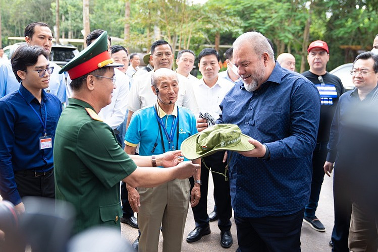 Đại tá Nguyễn Tuấn Bảo, Phó Chính ủy Bộ Tư lệnh TP HCM, đã tặng Thủ tướng Cuba nón tai bèo và khăn rằn