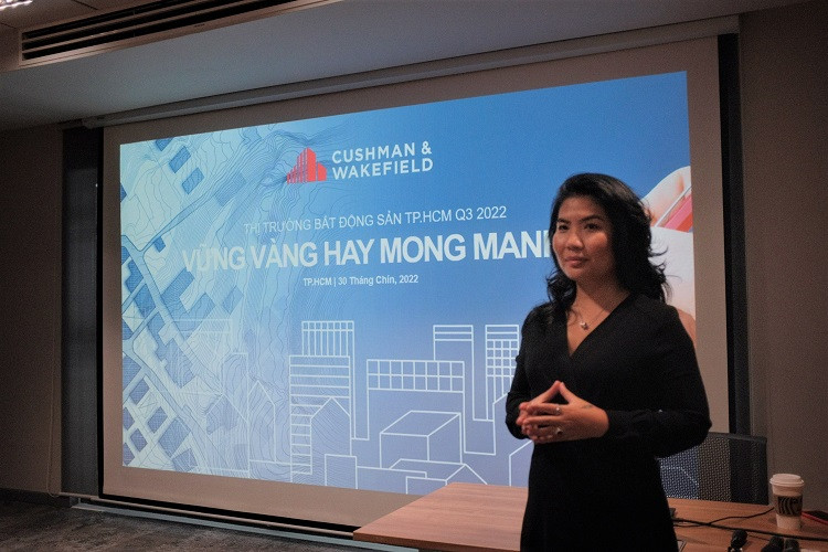 Bà Trang Bùi, Tổng giám đốc Cushman & Wakefield nhận định, với các động lực tăng trưởng mạnh mẽ và các cải cách đang diễn ra, thị trường bất động sản sẽ tiếp tục vững vàng trong trung hạn đối với tất cả các phân khúc, khi thị trường trở nên minh bạch hơn