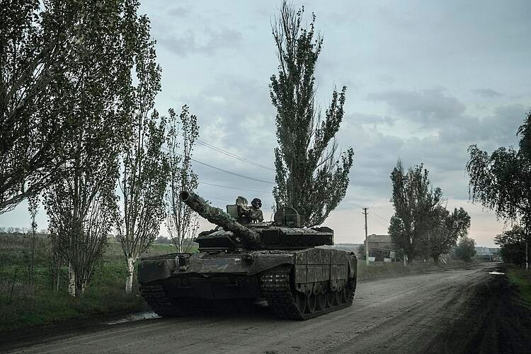 Xe tăng Ukraine tiến đến Siversk ở Donetsk ngày 1/10. Ảnh: AP.