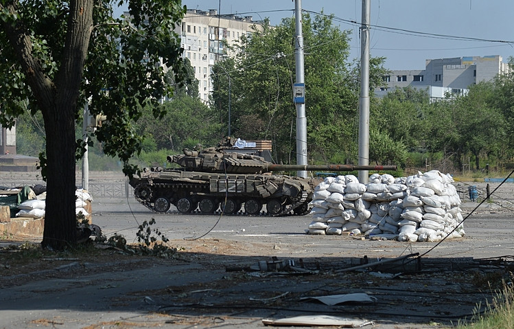 Xe tăng lực lượng dân quân ly khai Lugansk tác chiến tại Severodonetsk hôm 20/6. Ảnh: AFP.