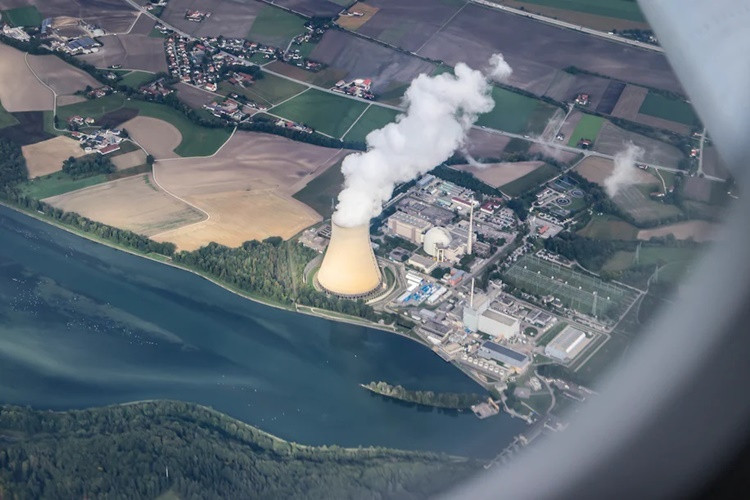 Hơi nước bốc lên từ tháp làm mát của nhà máy điện hạt nhân Isar 2 ở Essenbach, Đức, hôm 13/9. Ảnh: AP.