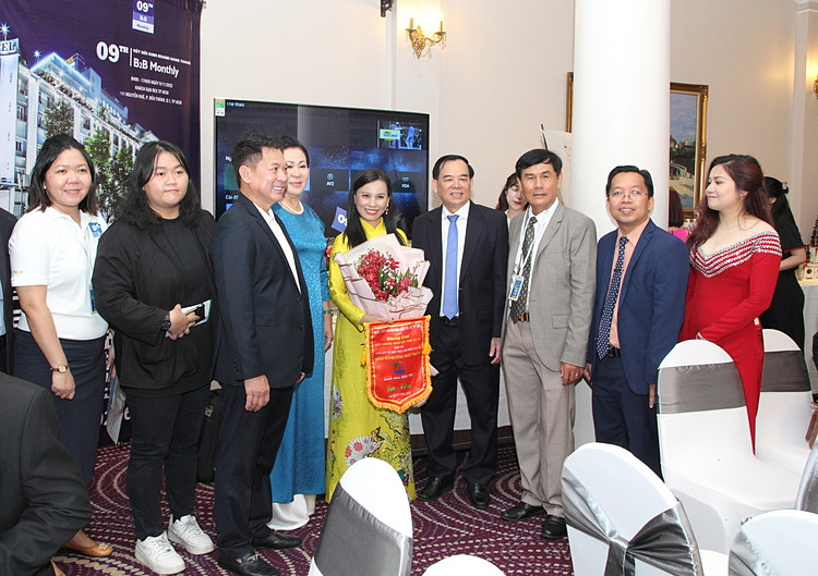 Gian hàng giới thiệu Chương trình 9th B2B Month của Tạp chí Doanh Nhân Sài Gòn tổ chức và Công ty D&D Care triển khai thực hiện được nhiều quan khách và lãnh đạo tỉnh Bến Tre quan tâm tham quan, thăm hỏi.