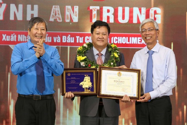 Ông Trần Thanh Hải, Phó Chủ tịch Thường trực Tổng LĐLĐ Việt Nam (bên trái) và ông Võ Văn Hoan, Phó Chủ tịch UBND TP.HCM (bên phải) trao bằng khen cho chủ doanh nghệp tiêu biểu