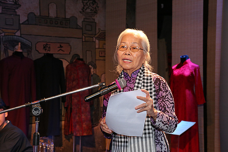 Bà Lê Tú Cẩm – Chủ tịch Hội Di sản Văn hóa TP.HCM cho biết, trong tiến trình công nghiệp hóa – hiện đại hóa, áo dài vẫn thích nghi với điều kiện lao động của nhiều ngành nghề -Ảnh: Bảy Thanh