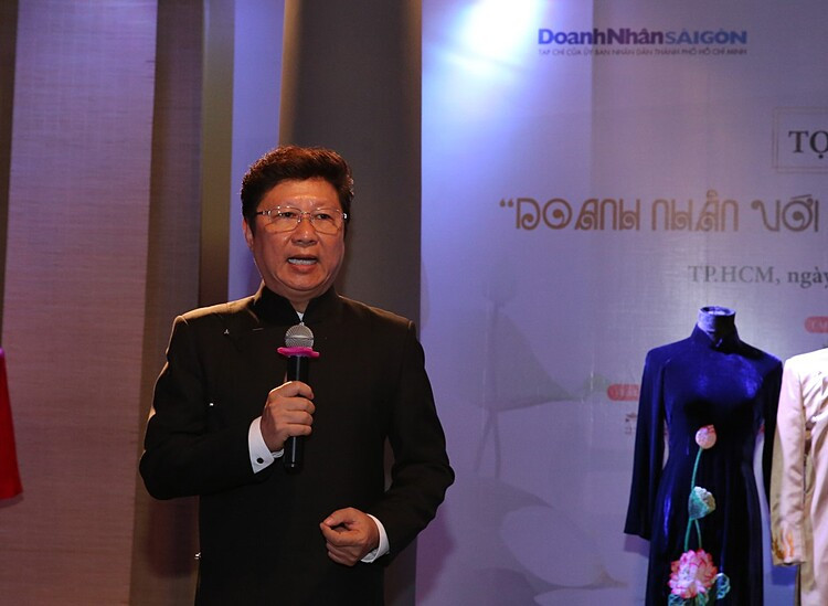 Nhà thiết kế Lê Sĩ Hoàng - Giám đốc Viện trang phục Việt mặc trên mình chiếc áo dài đã đồng hành cùng ông 24 năm, đi qua 30 quốc gia - Ảnh: Bảy Thanh