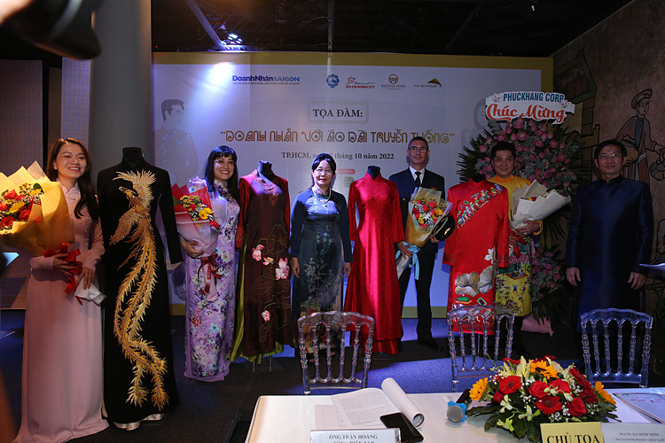 Trong chương trình cũng diễn ra phần trao tặng áo dài của các doanh nhân dành cho Tạp chí Doanh Nhân Sài Gòn và Bảo tàng Áo dài - Ảnh: Bảy Thanh