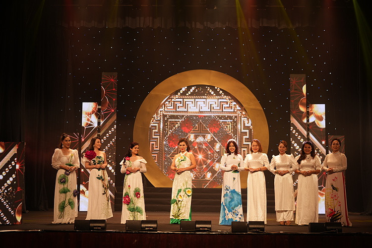 NSƯT Vân Khánh và các nữ doanh nhân biểu diễn thời trang áo dài