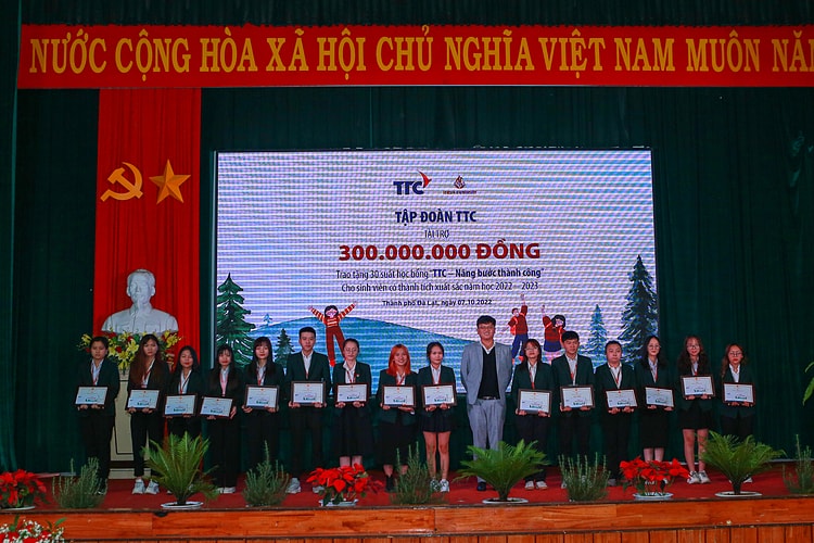 Tập đoàn TTC đã trao học bổng “TTC - Nâng bước thành công” cho 30 sinh viên của Trường Đại học Yersin Đà Lạt với tổng giá trị 300 triệu đồng