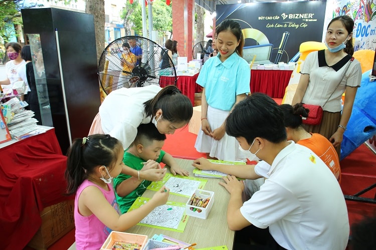 Quý bạn đọc đến tham gia sự kiện và trải nghiệm hoạt động “đọc - viết - vẽ” do Tập đoàn Thiên Long và PEGA tổ chức tại Hội sách Hà Nội 2022.