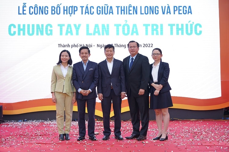Đại diện Tập đoàn Thiên Long và PEGA tại lễ công bố hợp tác.