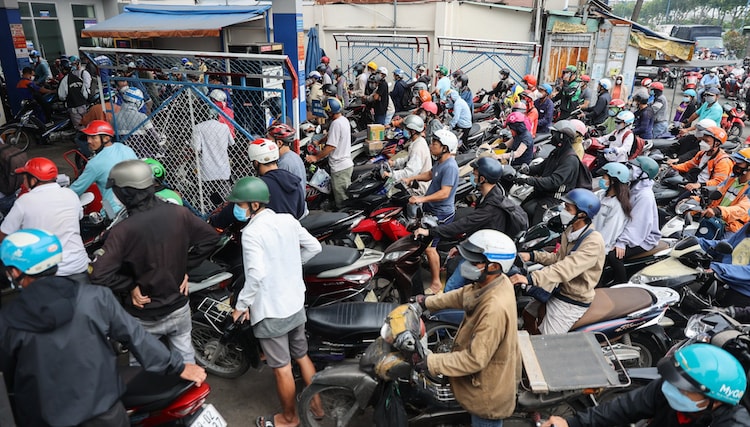 Phương tiện vận chuyển xăng dầu vào TP.HCM được lưu thông vào giờ cao điểm