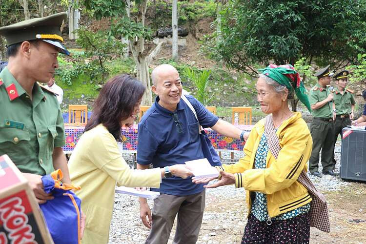 Đại diện Tập đoàn Masan động viên, trao tặng nhiều phần quà thiết yếu để hỗ trợ người dân vùng chịu thiệt hại nặng nhất của Nghệ An.