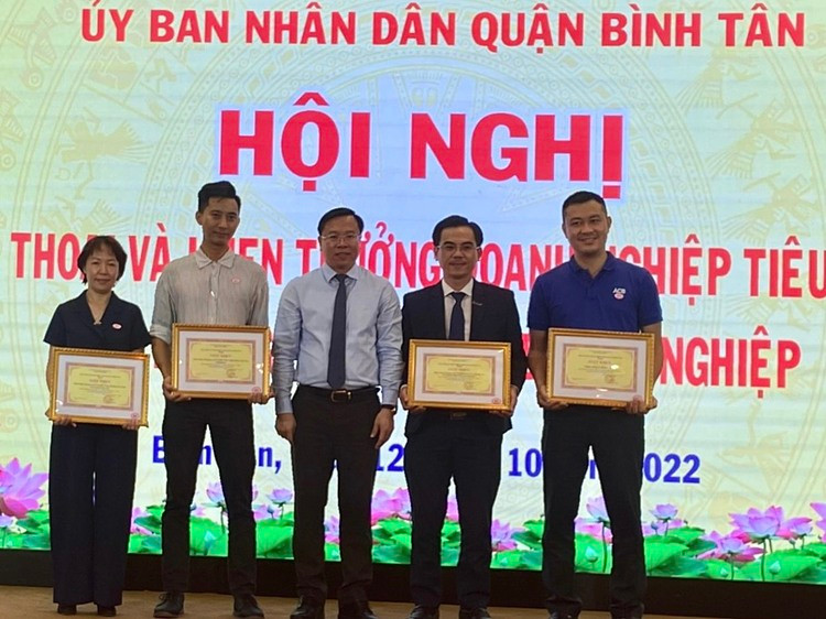 Khen thưởng các doanh nghiệp có đóng góp vào sự phát triển kinh tế quận Bình Tân trong thời gian vừa qua.