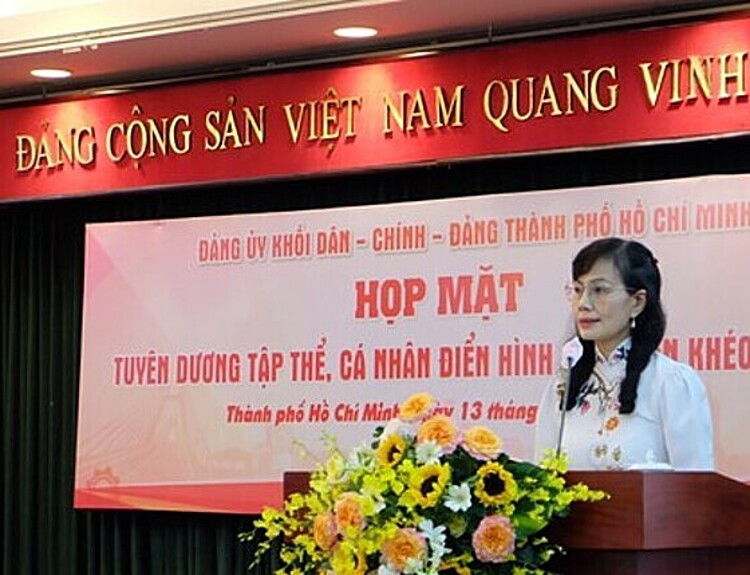 Phó Bí thư Thường trực Đảng ủy khối Nguyễn Thị Kim Dung phát biểu tại lễ tuyên dương.